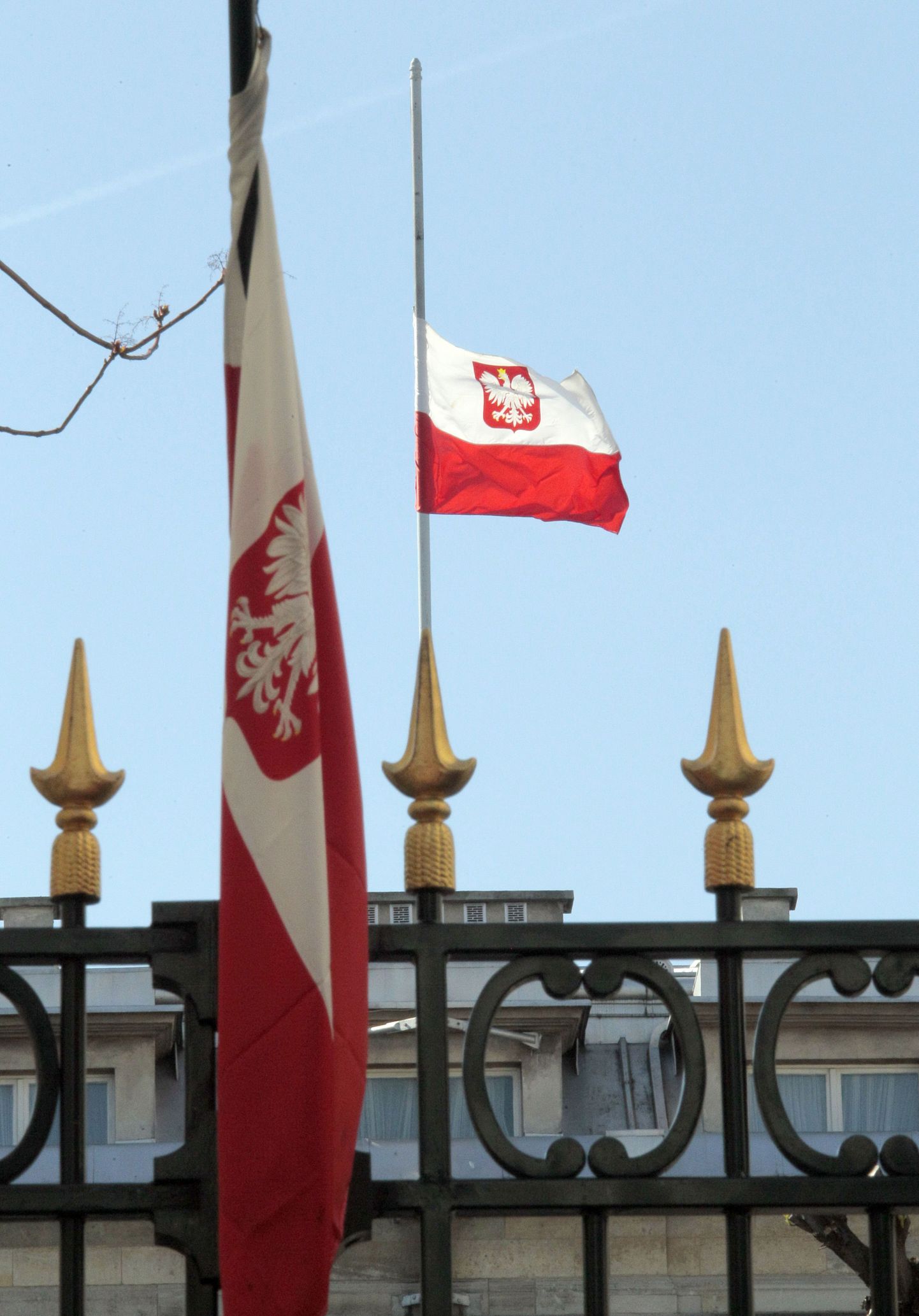 Poola lipud lehvivad pooles mastis.
