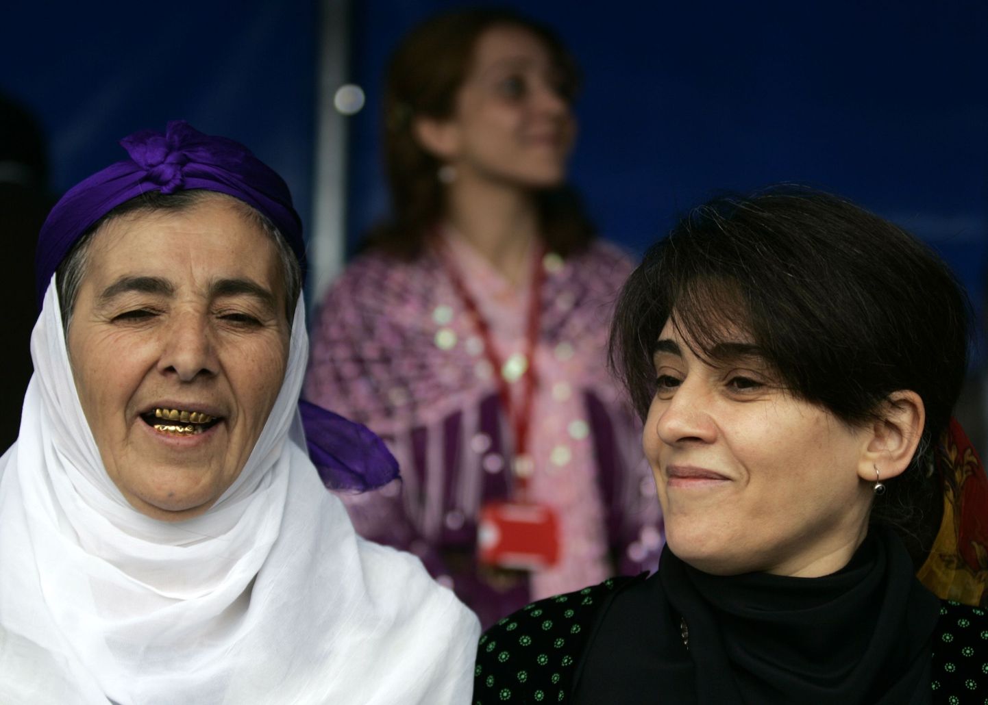 Türgi kurdide õiguste eest võitlev naispoliitik Leyla Zana (paremal) selle aasta märtsis kevade algust tähistamas.