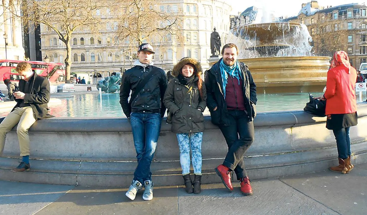 Sibyl Vane Londoni kesklinnas turismiatraktsiooniks oleval Trafalgar Square’il.