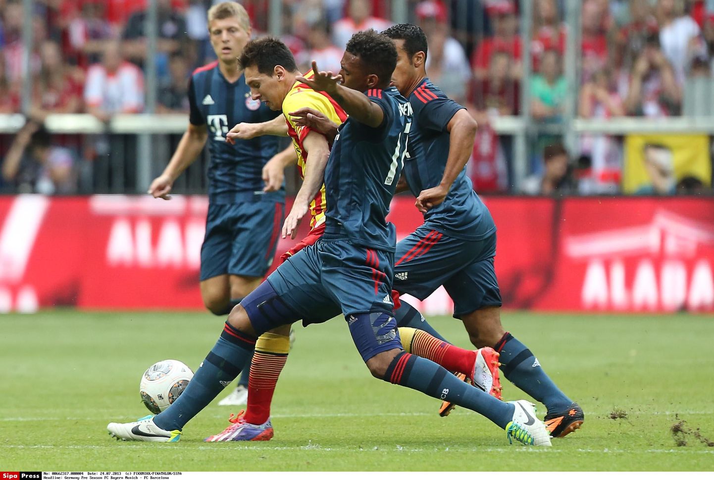 Müncheni Bayerni mängijad (tumedas) Lionel Messit takistamas