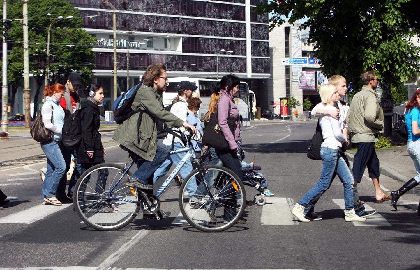 Jalgrattur ei tohi sõita kõnniteel ega ka vöötrajal, mida ületades tuleb ratast käe kõrval lükata.