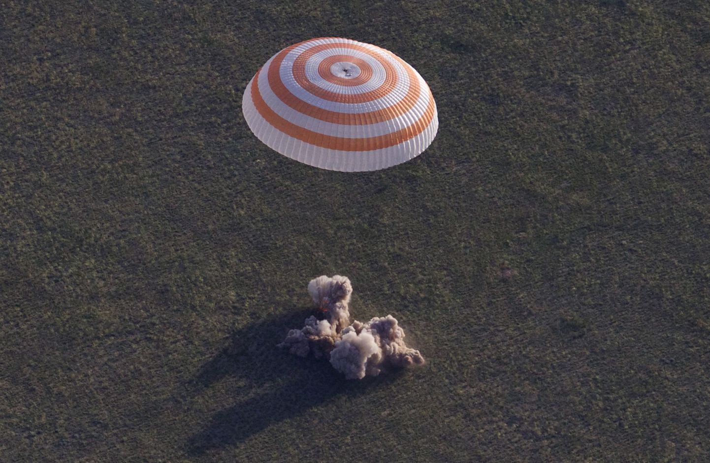 Kosmoselaev Sojuz maandus Kasahstani steppi
