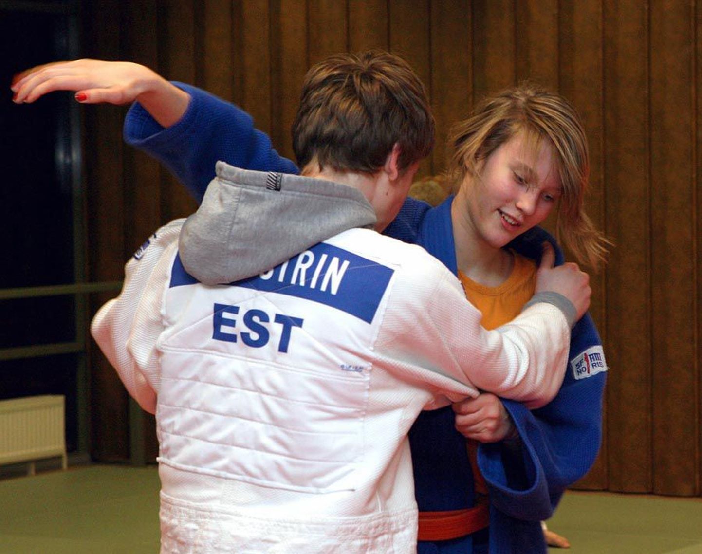 Kaks nädalat tagasi tuli Viljandi spordikooli õpilane Kristel Naelso (sinises kimonos) Eesti absoluutkaalu judomeistrivõistlustel hõbedale, möödunud nädalal teenis ta Poolas Gdanskis pronksi.
