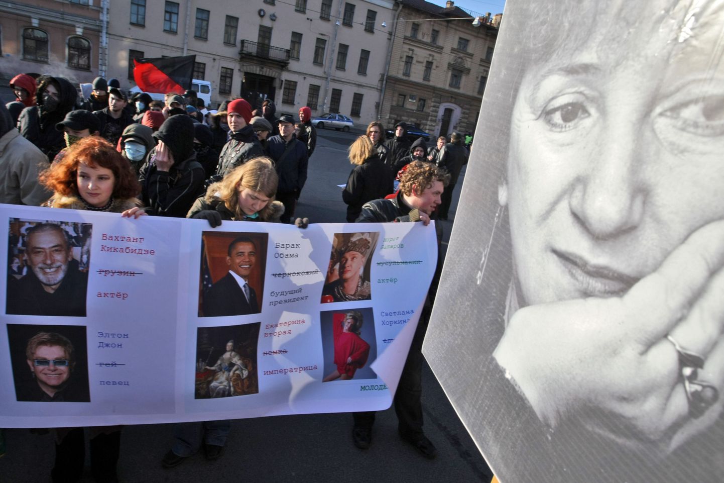 Mõrvatud opositsioonipoliitiku Galina Starovoitova näopildiga plakatid Peterburis 2009. aastal sallivusele üles kutsunud meeleavaldusel.