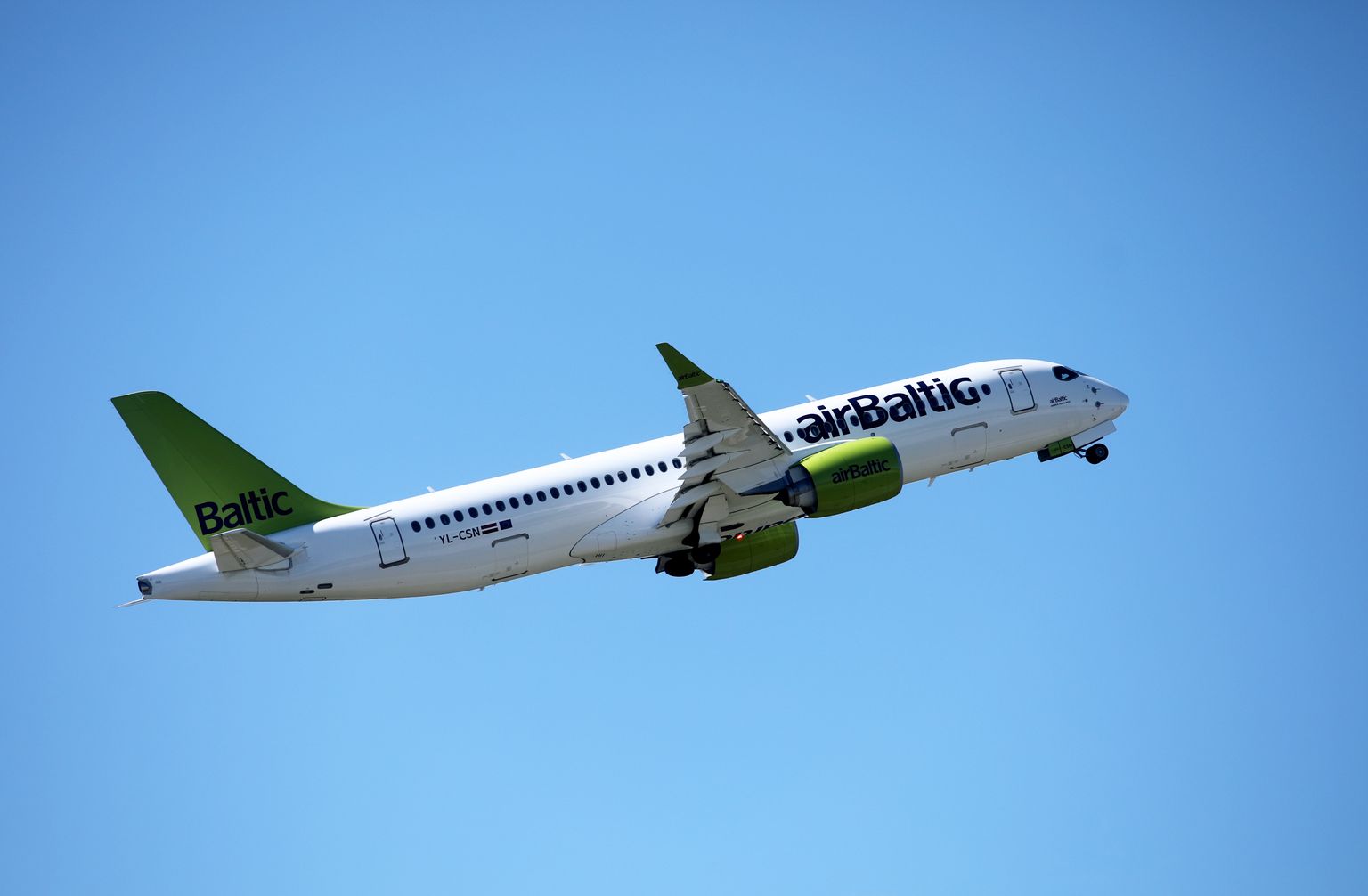 Lidsabiedrības "airBaltic" lidmašīna starptautiskajā lidostā "Rīga".