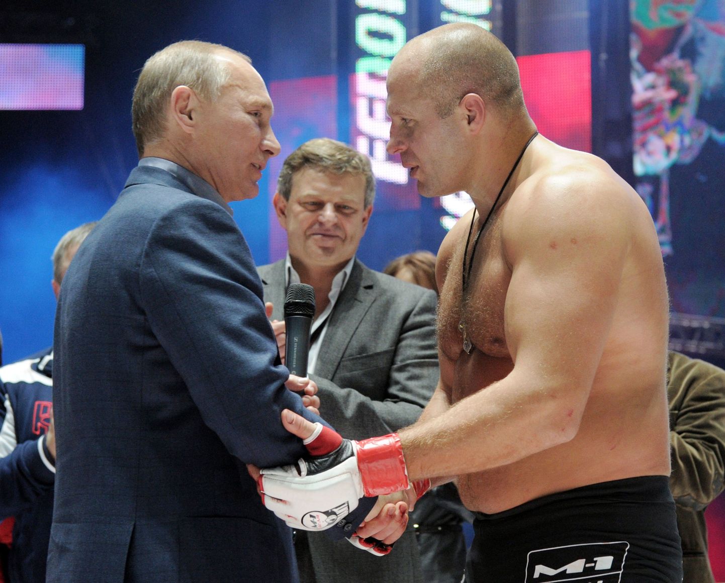 Владимир Путин поздравляет Федора Емельяненко.