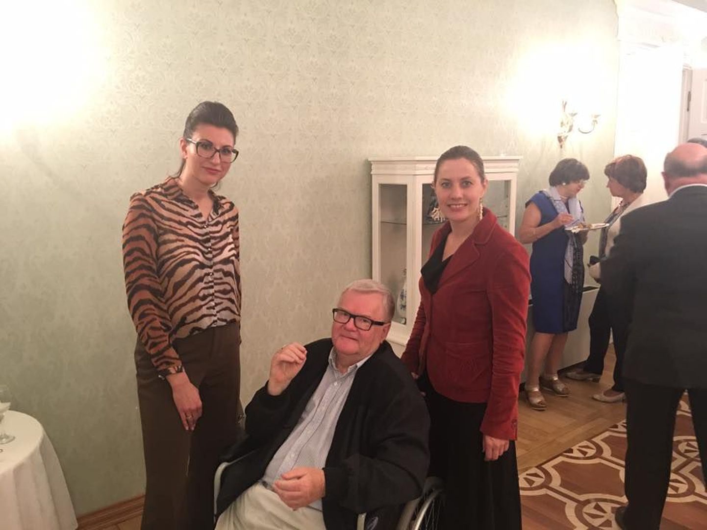 (Vasakult) Olga Ivanova, Edgar Savisaar ja Oudekki Loone pidulikul vastuvõtul Vene saatkonnas Tallinnas.