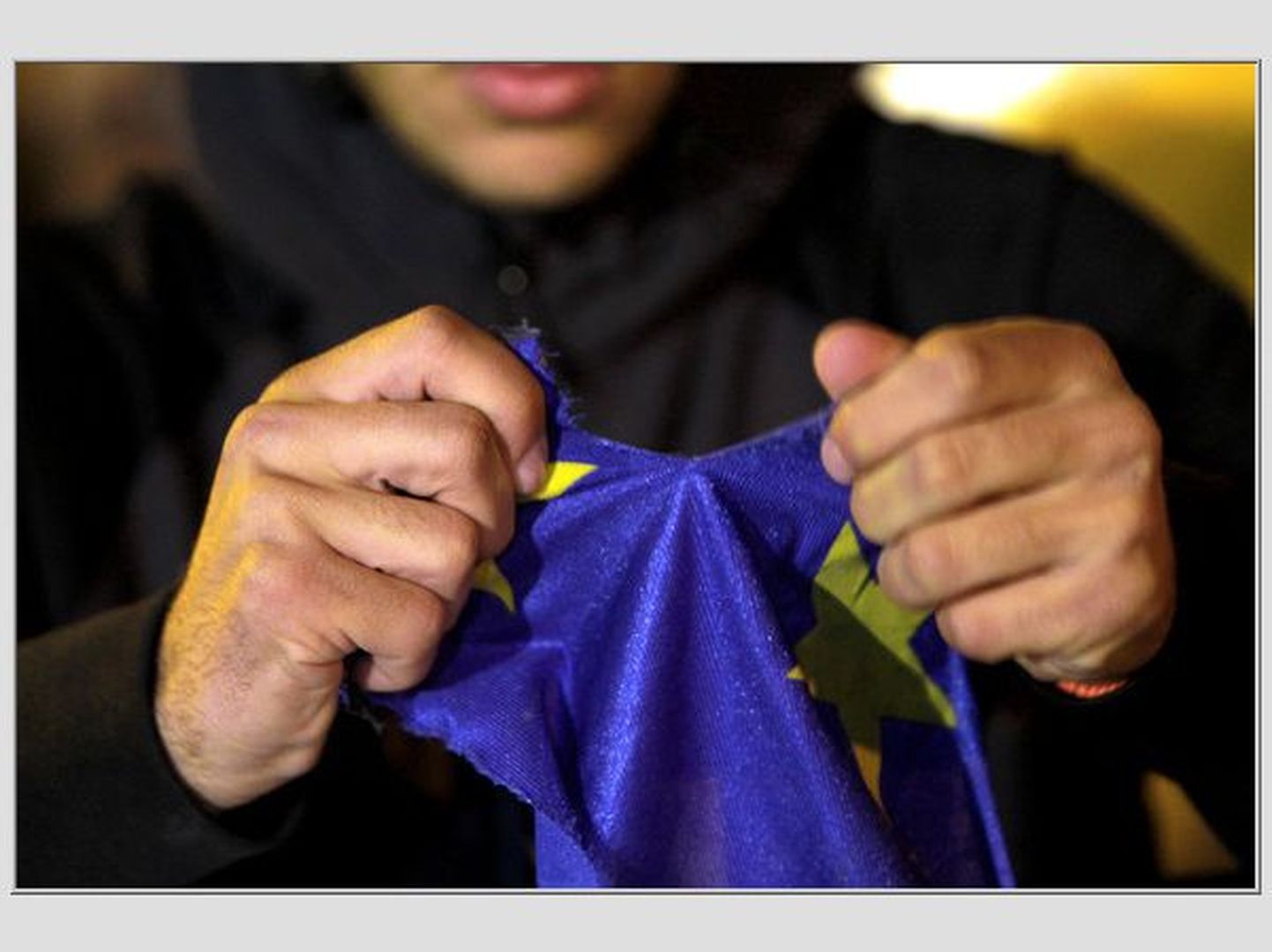 Meeleavaldaja eile Nikosias ELi lippu puruks rebimas.