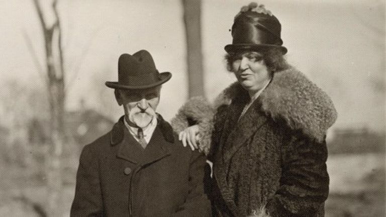 Rainis un Aspazija Torņakalnā Dīķa ielas mājas dārzā, 1925. gads 
