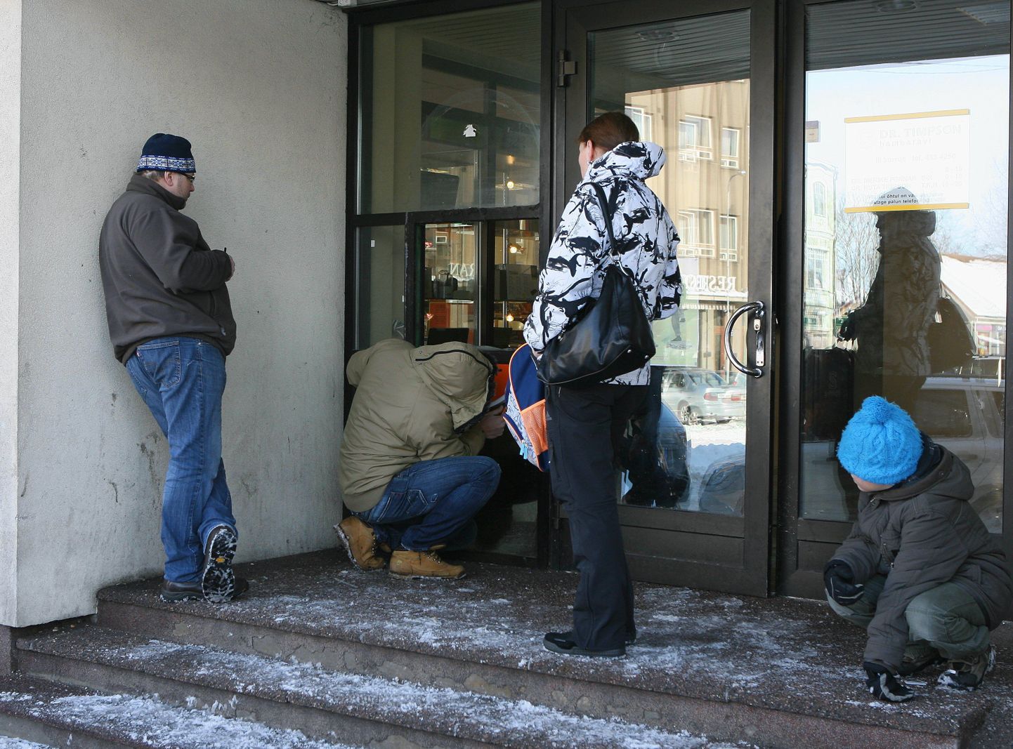 Swedbank viis eile Viljandi kesklinnast, Lossi tänavalt ära sularahaautomaadi.