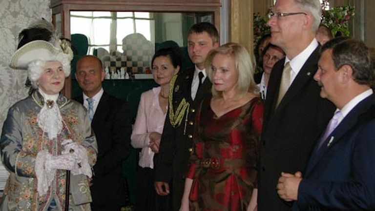 Valsts prezidents Valdis Zatlers ar kundzi Lilitu piedalās Rundāles pils 275. dzimšanas dienas svinībās 