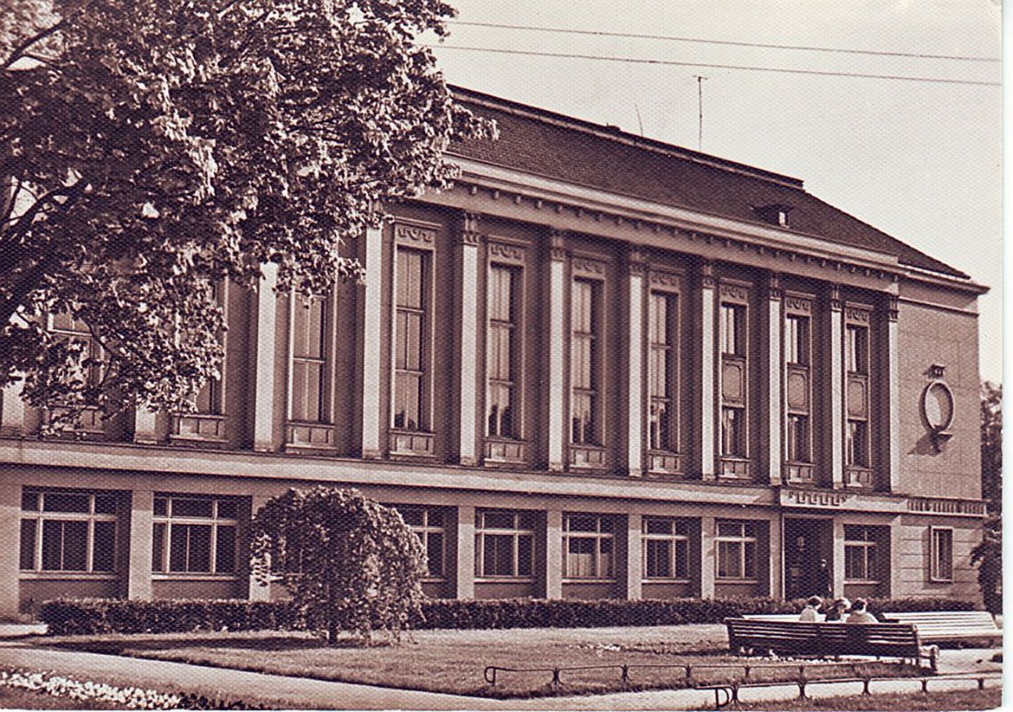 Eesti Panga Pärnu osakonna juhatajal Mihkel Kangrol (paremal) ei õnnestunud uues majas enam panka juhtida. Sellel 1963. aasta fotol tutvustatakse pangamaja kui Koidula-nimelist draamateatrit.