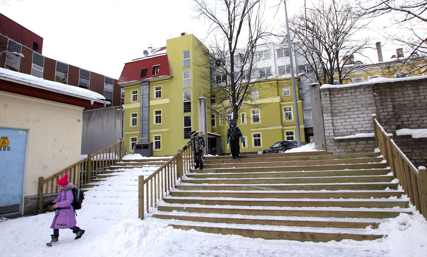 Tallinna Reaalkool naabruses asuvas endises politseimajas.