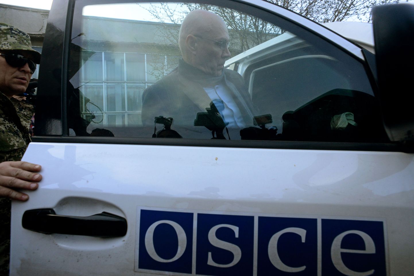 Vabastatud OSCE vaatleja Thomas Johansson lahkumas Slovjanski valitsushoonest