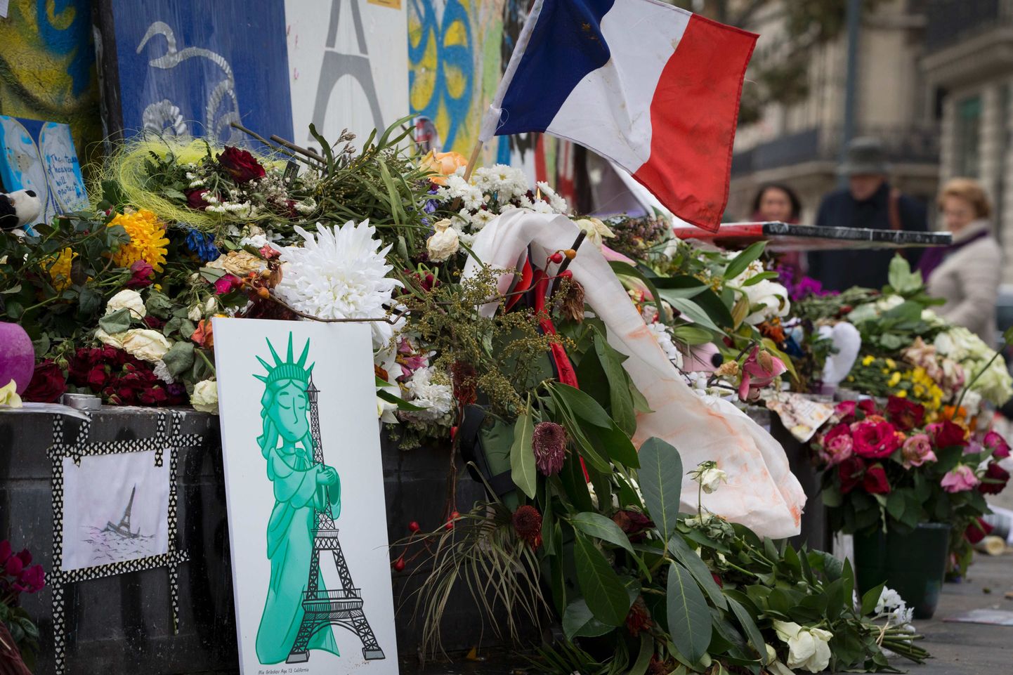 Pariisi terrorirünnaku ohvrite mälestamine. Fotol on joonistus, millel USA vabadussammas embab Eiffeli torni.