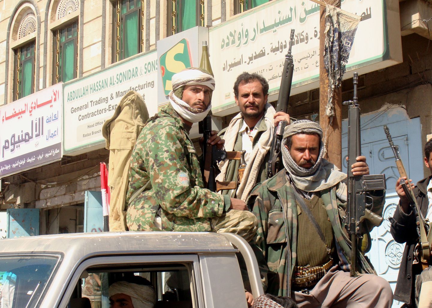 Relvastatud hõimuvõitlejad Radah' linnas, mille tapetud alqaedalane möödunud kuul ajutiselt oma kontrolli alla võttis.