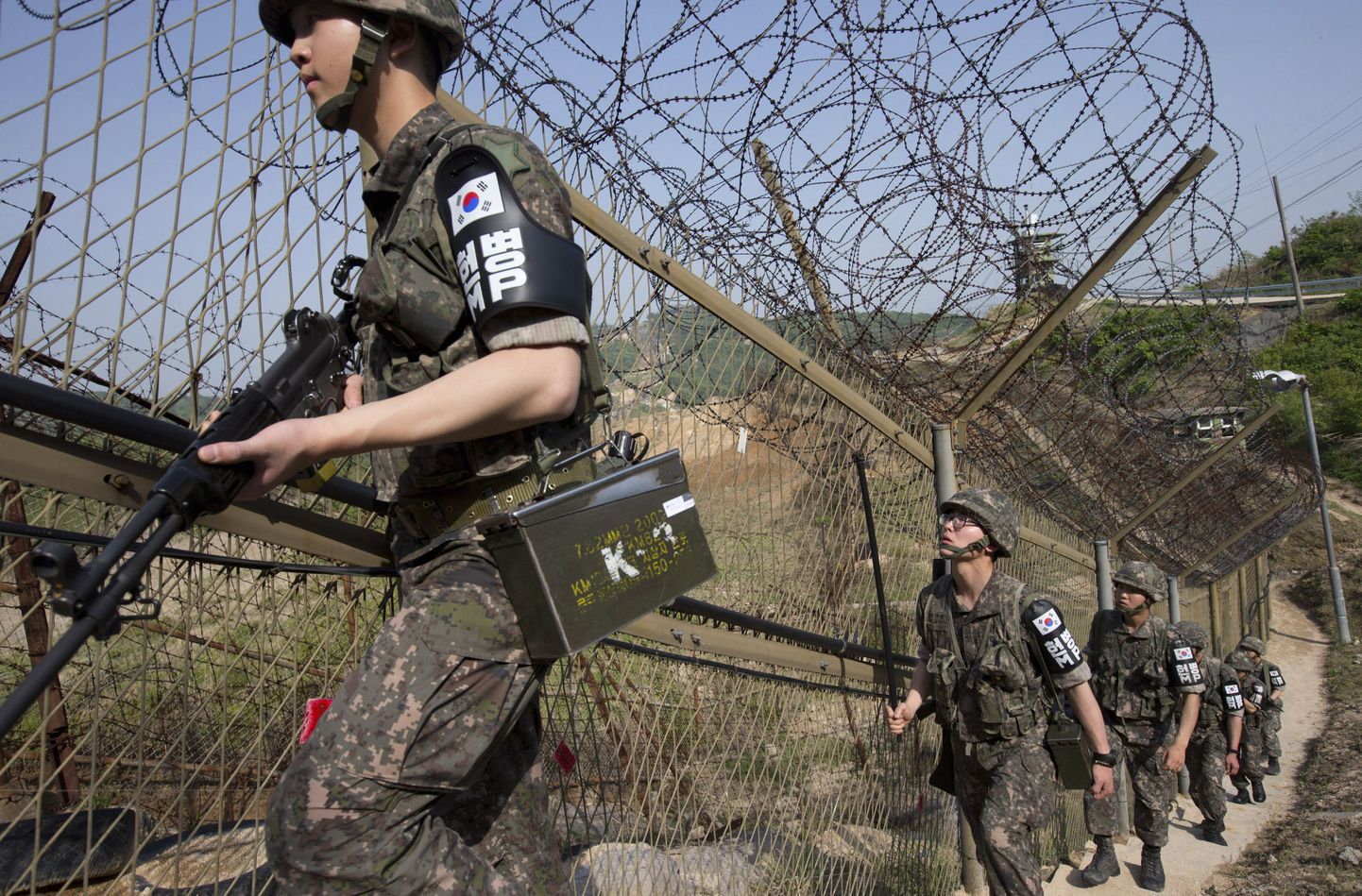 Lõuna-Korea sõdurid patrullimas.