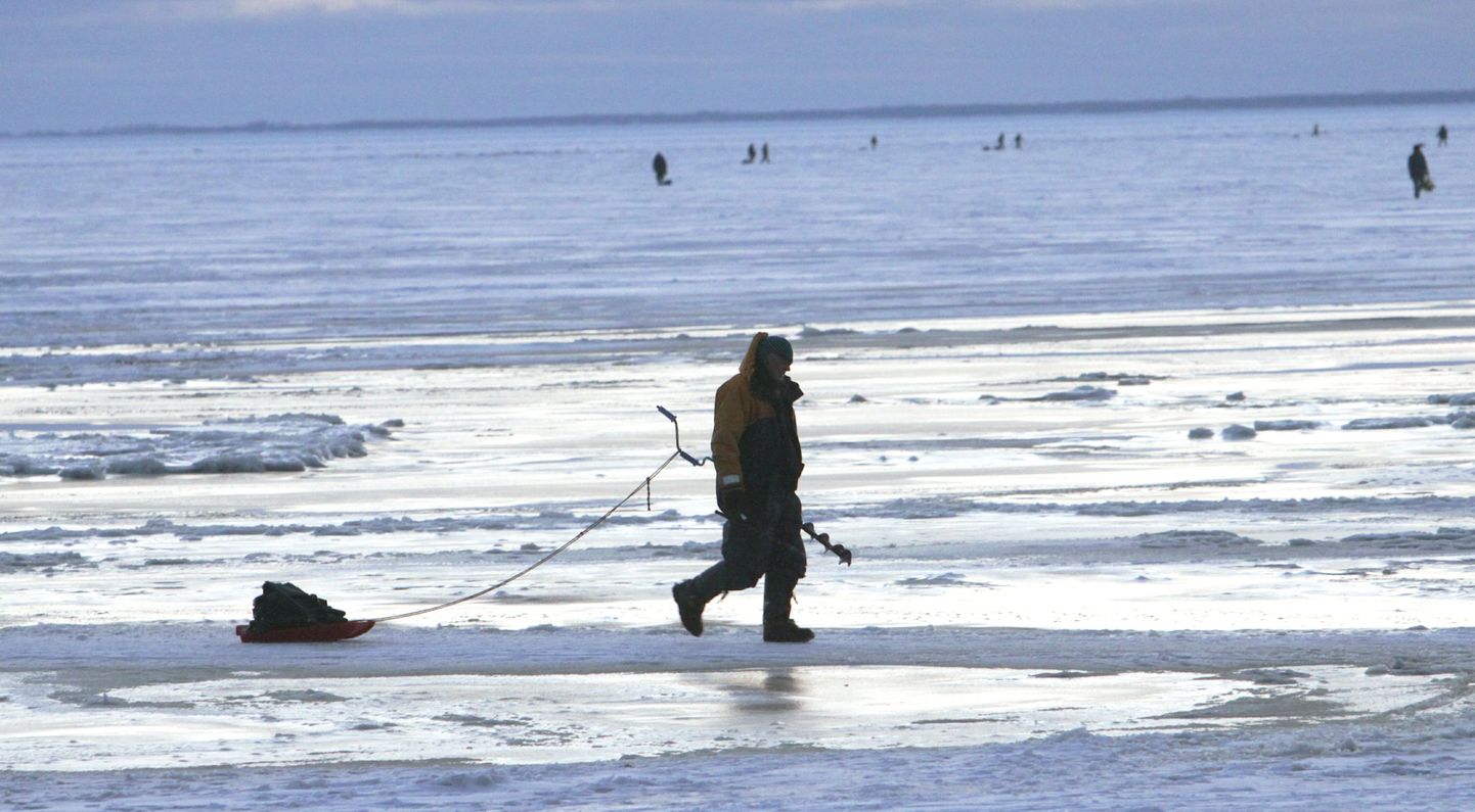 Kalamehed Pärnu lahe jääl. Pilt on illustreeriv.