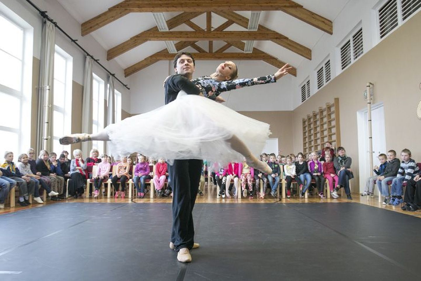 See pole unenägu - tõepoolest on ballett siin ja praegu, keset päeva koolisaalis. Kuidas kõnelda kaunis liigutuste keeles, näitavad rahvusooperi Estonia baleriin Heidi Kopti ja tantsija Aleksandr Kanapilov.