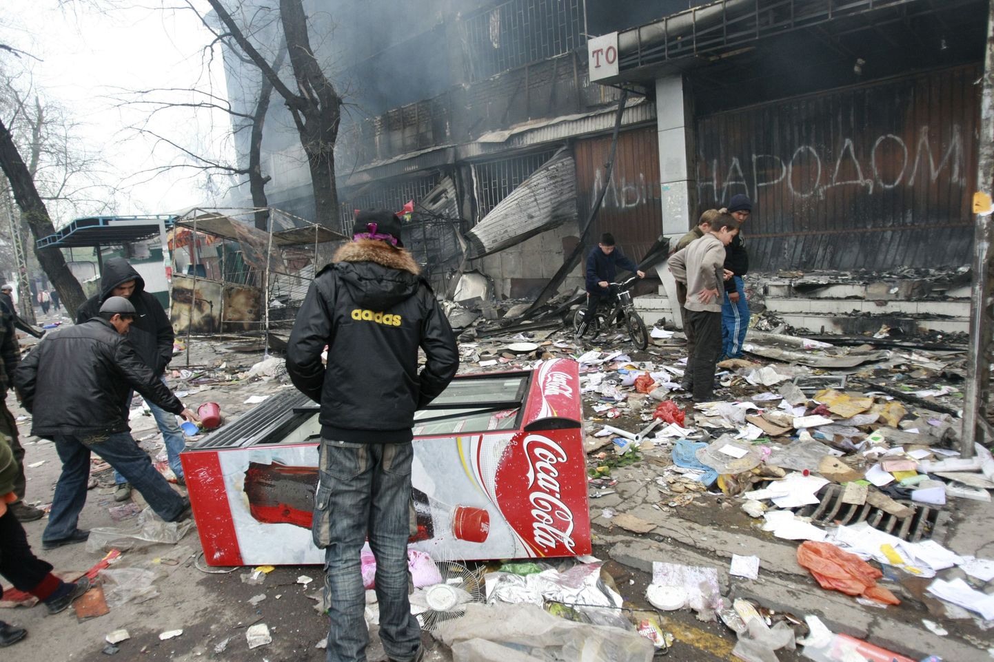 Pealinnas Biškekis põlema süüdatud ostukeskus.