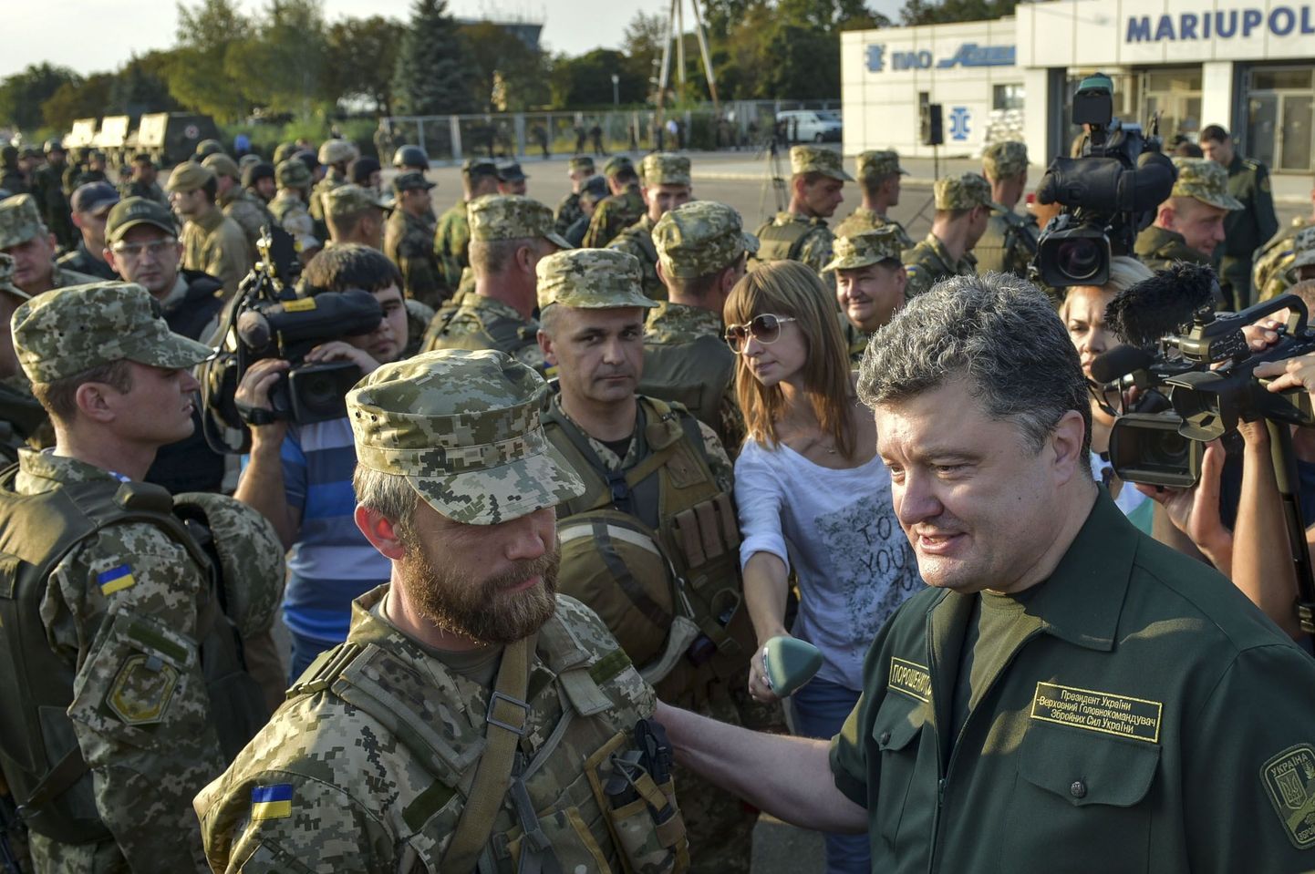 Ukraina president Petro Porošenko vestlemas sõduritega Mariupolis.