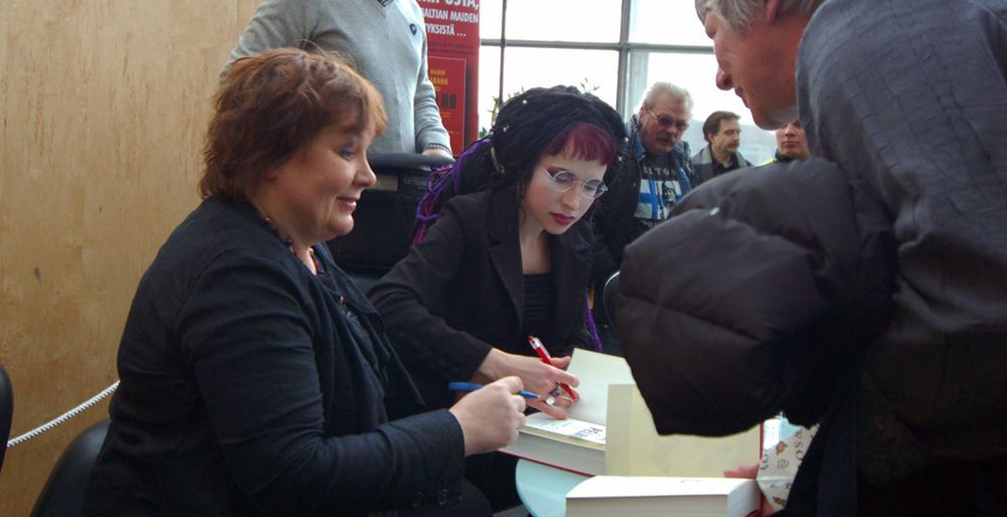 Imbi Paju ja Sofi Oksanen raamatu «Kõige taga oli hirm» esitlusel Helsingis märtsis 2009.