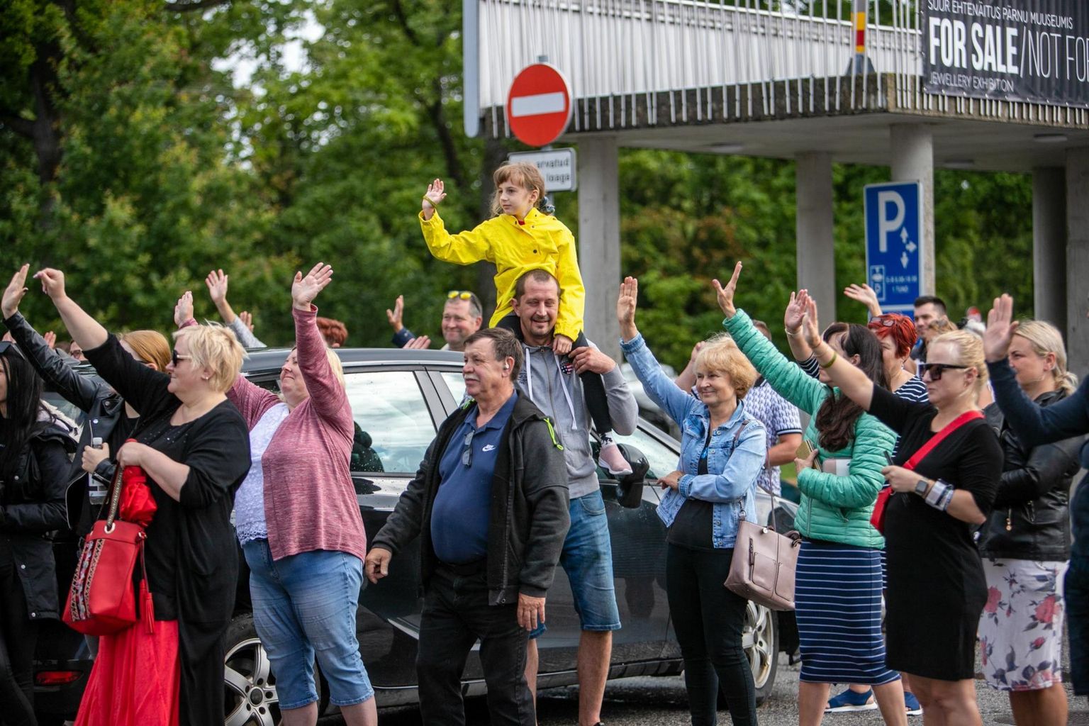Pärnu kontserdimaja parklasse olid kogunenud ajateenistust alustavad noored ja nende saatjad.