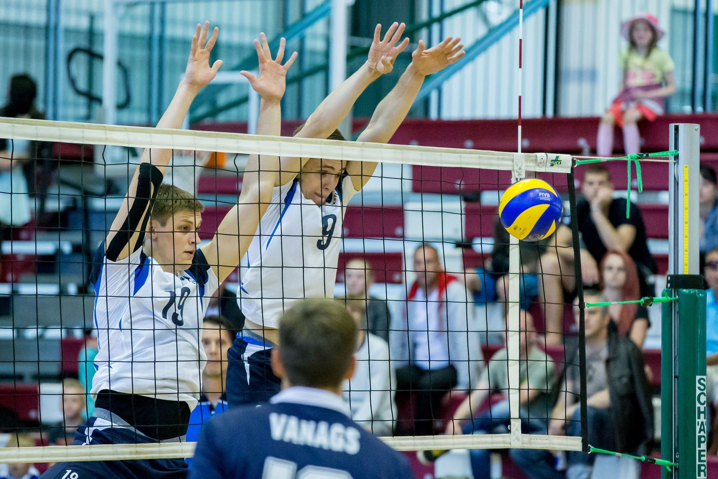 Блок волейболистов сборной Эстонии.