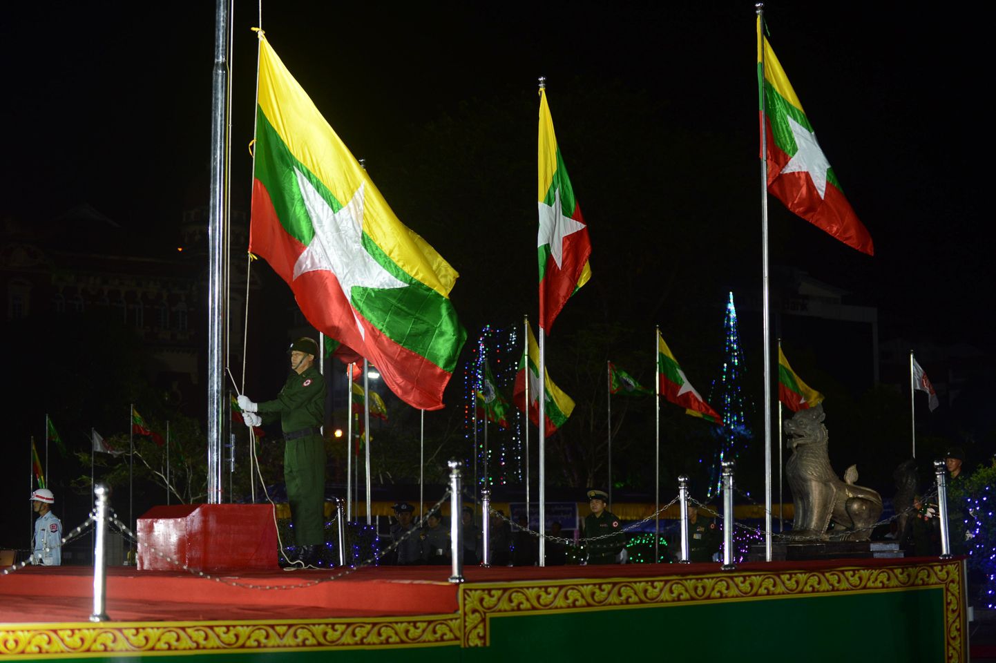 Birma sõjaväelased riigilippu heiskamas.