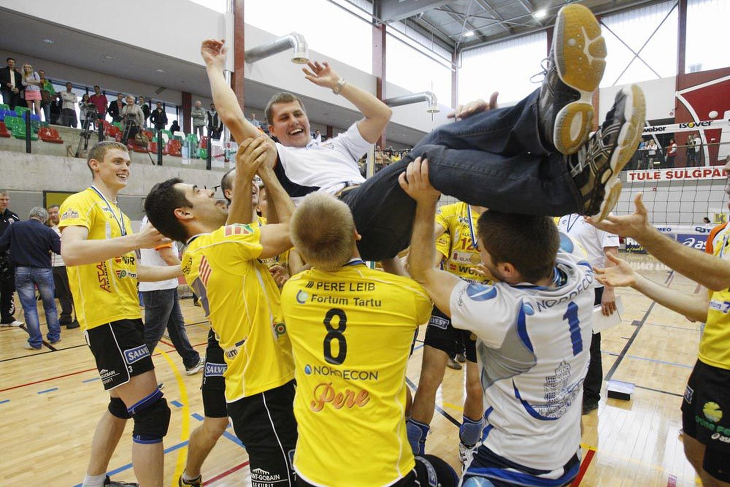 Tartu Pere Leiva meeskond võttis pärast Eesti meistri tiitli võitmist kätele peatreener Rainer Vassiljevi.