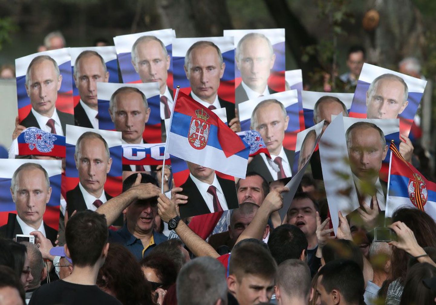 На проходивший в Белграде в октябре прошлого года военный парад сербы пришли с плакатами с изображением Путина.