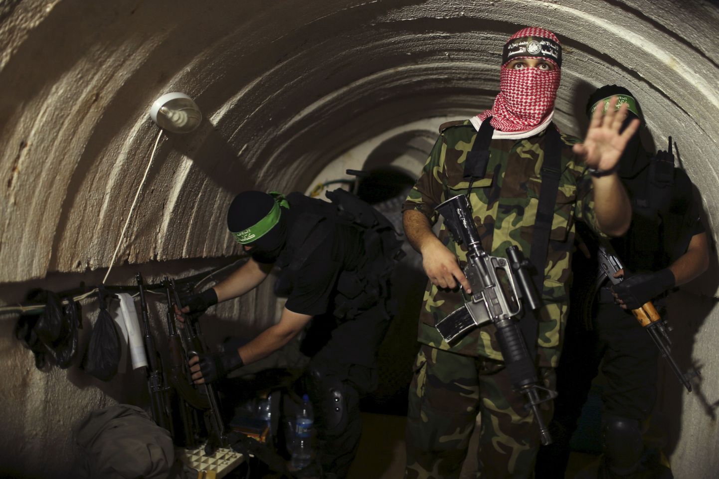 Palestiinlasest Hamasi võitlejad maa-aluses tunnelis.