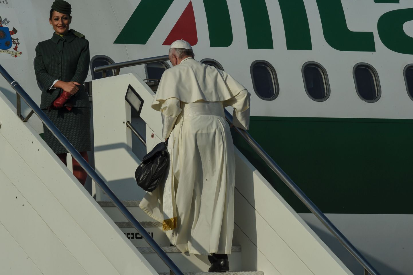 Paavst Franciscus täna Itaalias lennuki pardale suundumas.