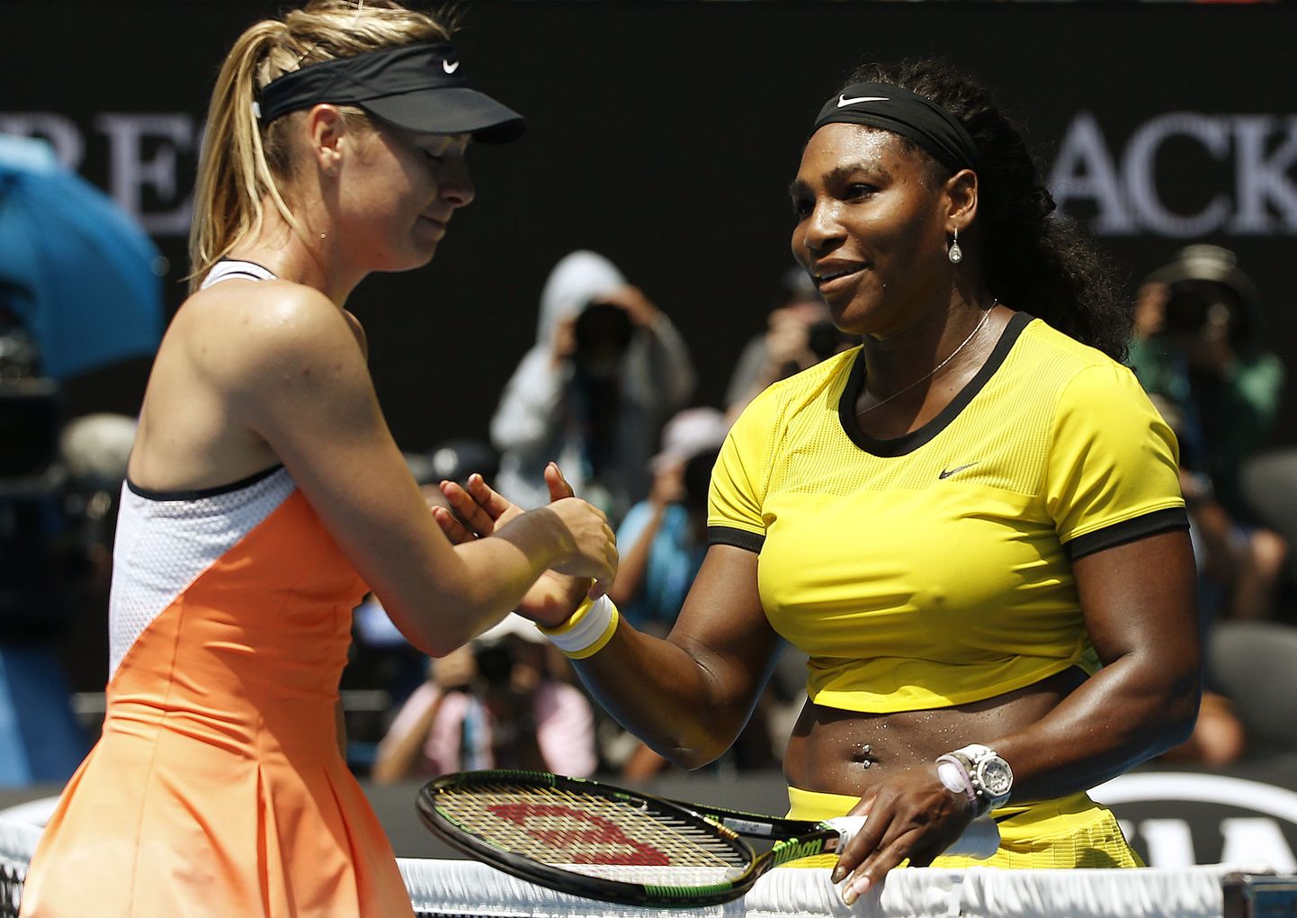 Maria Šarapova (vasakul) õnnitleb Serena Williamsit.
