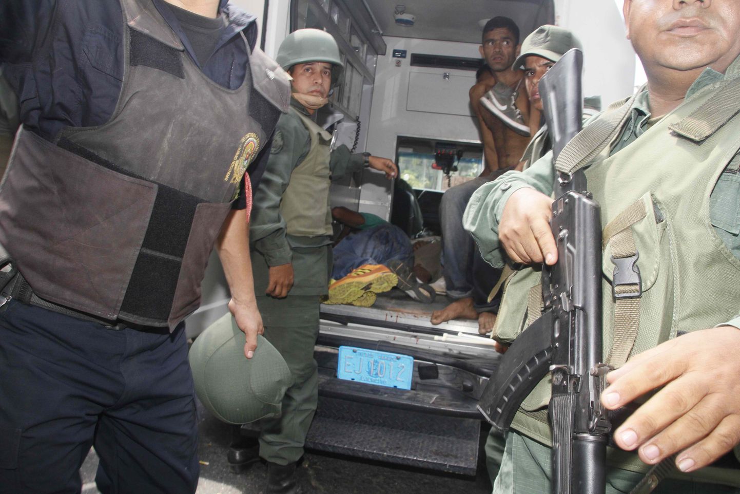 Sõdurid püüavad evakueerida Uribana vanglamässus vigastada saanud inimest.