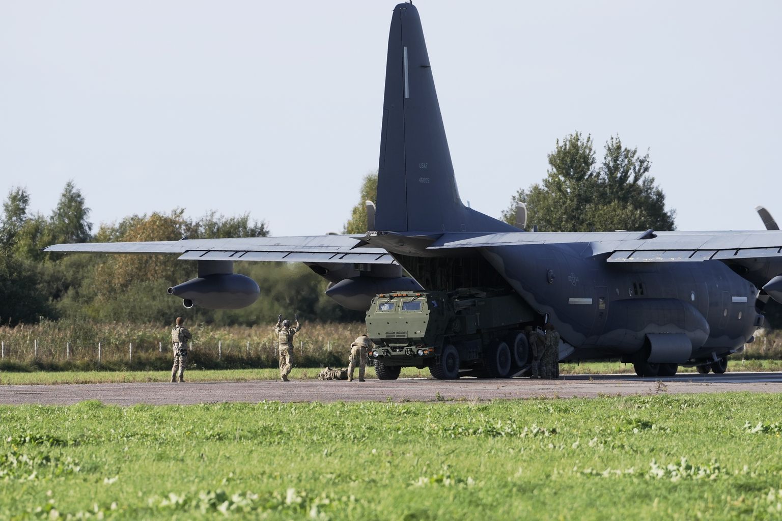 ASV militārais gaisa kuģis "MC - 130J Commando II" un augstas mobilitātes raķešu artilērijas sistēma "HIMARS" lidostā "Spilve".