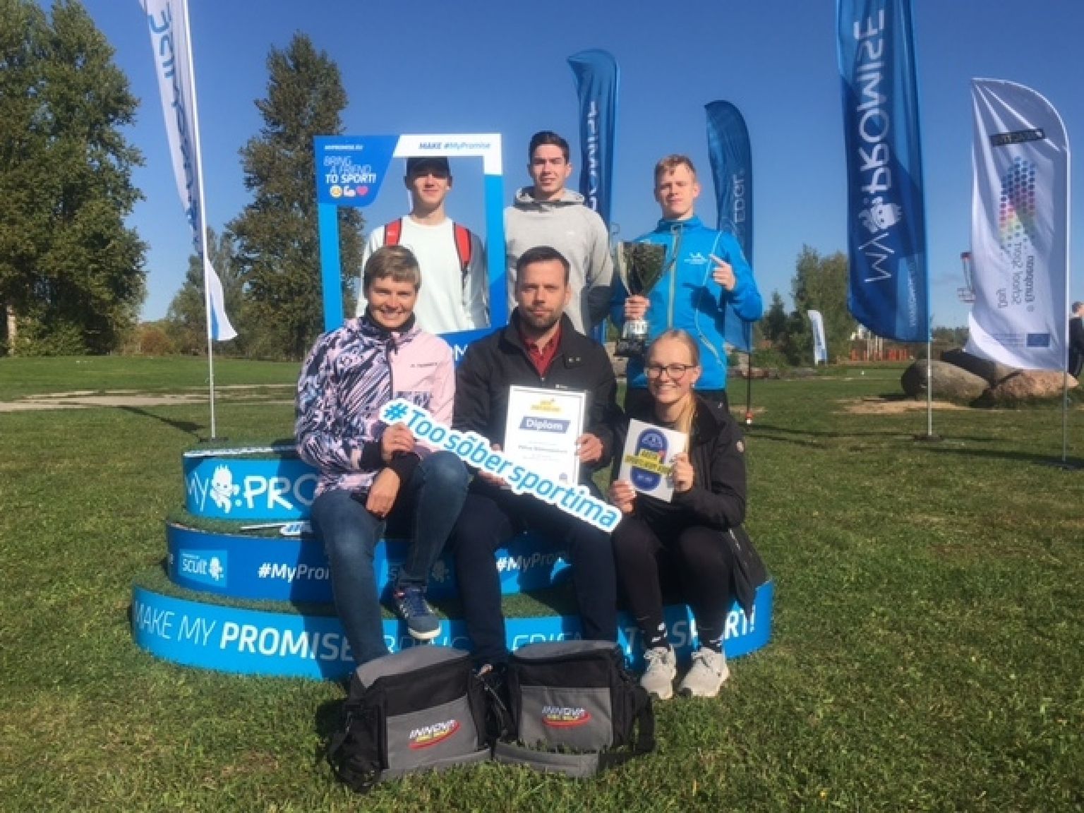 Põlva gümnaasium pälvis spordisõbralikuma kooli tiitli. Pildil tiitli vastu võtnud põlvakad.