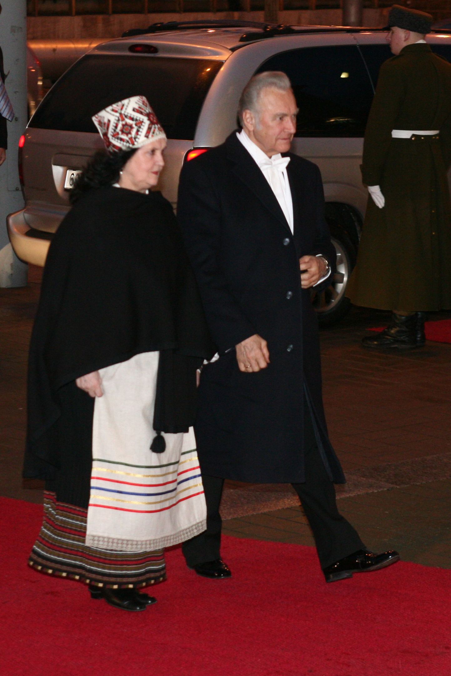Vastuvõtule saabuvad President Arnold Rüütel ja tema abikaasa proua Ingrid Rüütel