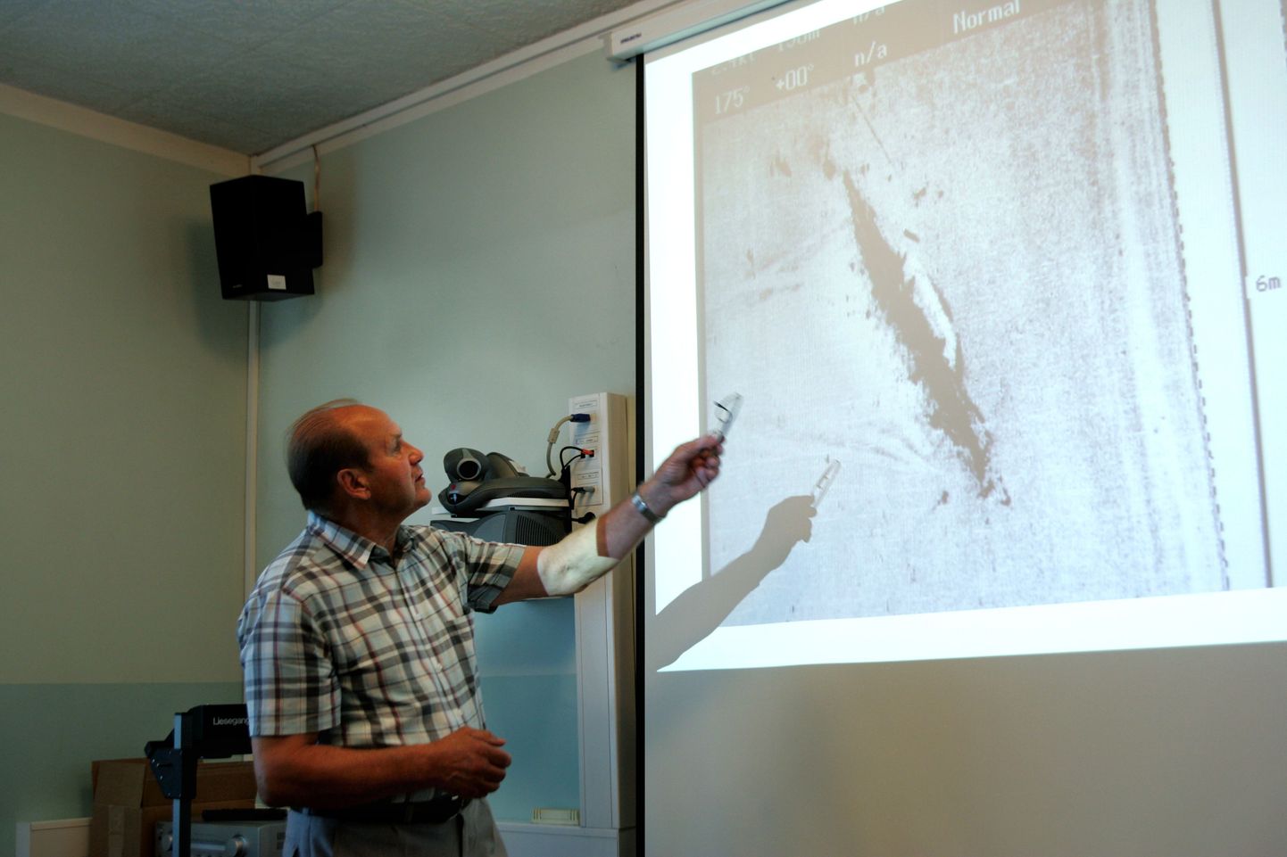 Allveearheoloog Vello Mäss näitab Juminda lähedal tehtud sonaripilti, mis viis uurijad mõttele, et tegemist võib olla allveelaev Kalevi vrakiga.