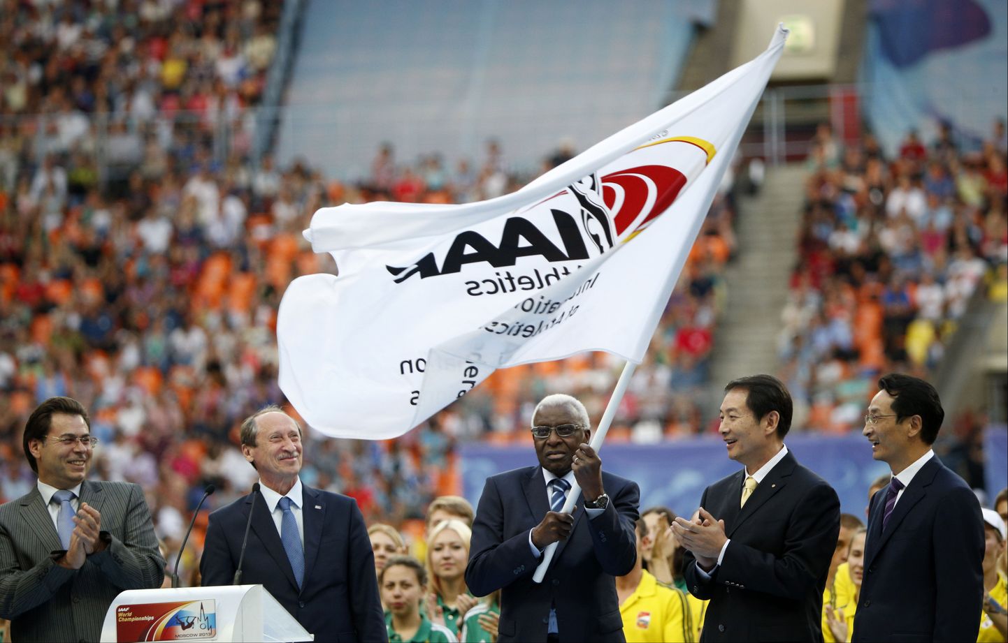 IAAFi endine president Lamine Diack IAAFi lippu kandmas. Nüüdseks on mees korruptsioonisüüdistuse tõttu ametist eemaldatud.