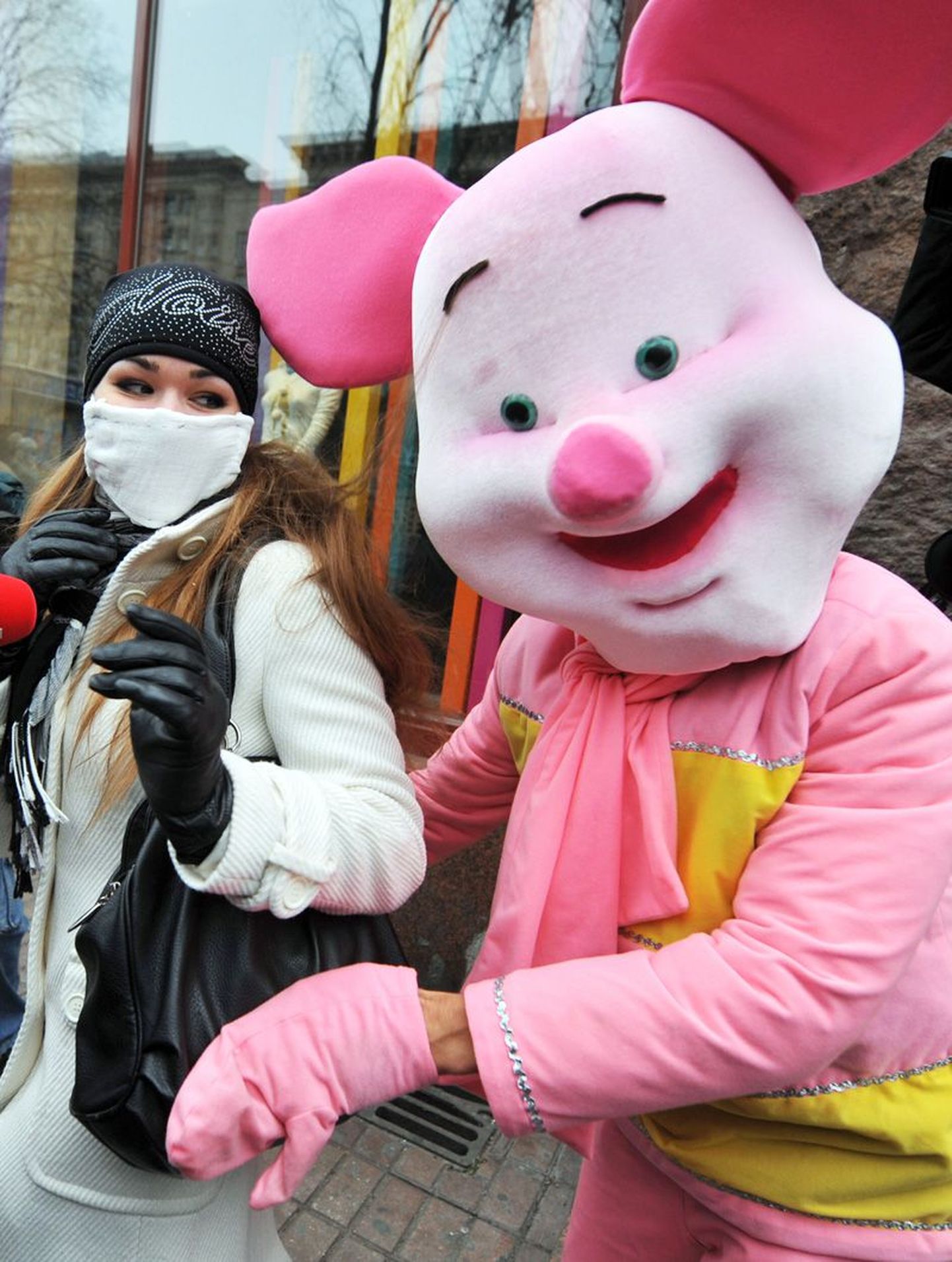 Ukrainas, kus gripiepideemia on nõudnud 144 ohvrit, ei ole naljasoon kadunud. Seagripi sümboliks maskeerunud tänavaesineja «ründas» reedel Kiievis lihunikke ja jalakäijaid.