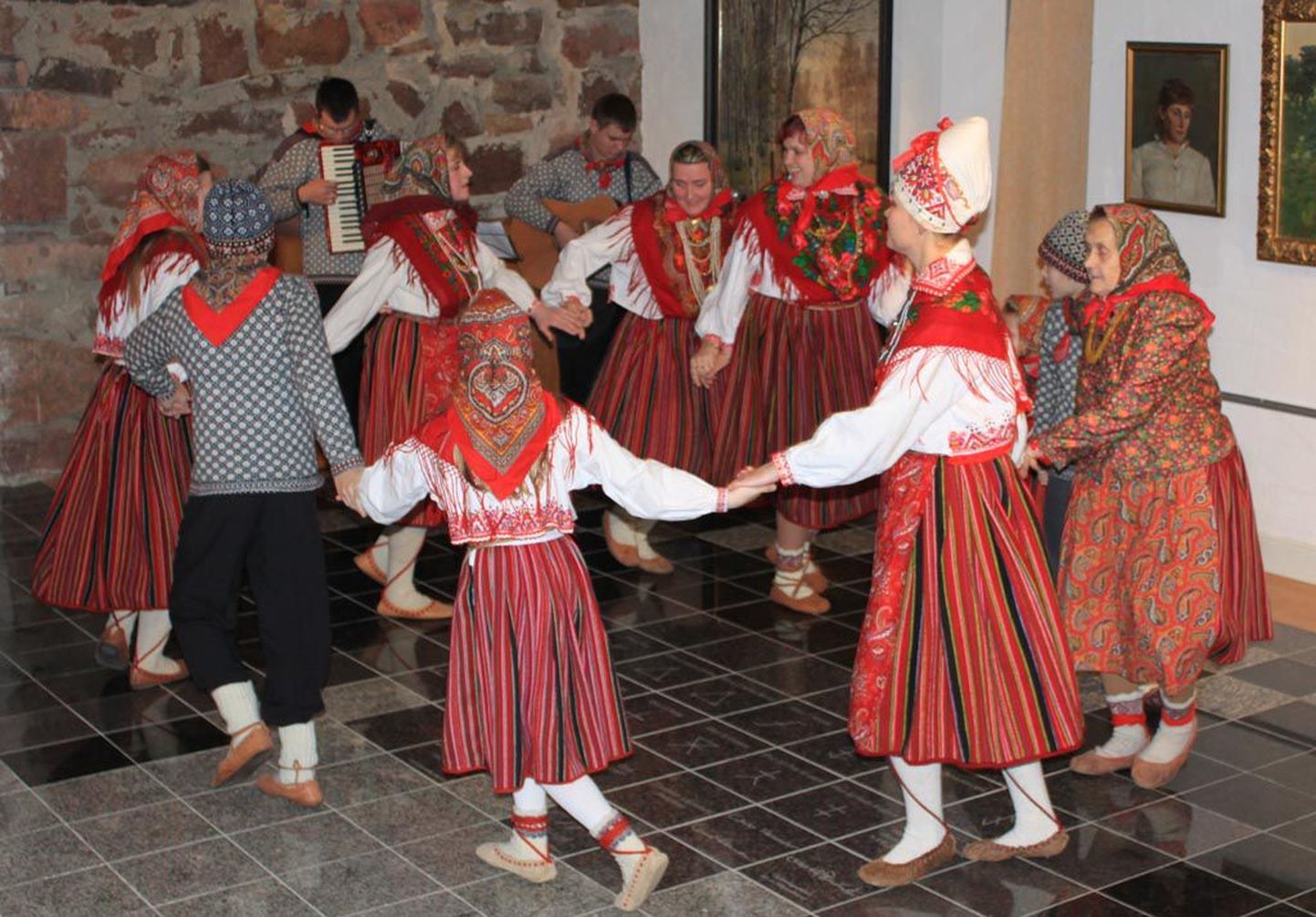 Önningeby kunstimuuseumis avasid kihnlased lauludes-tantsides oma pärimuskultuuri varasalve.