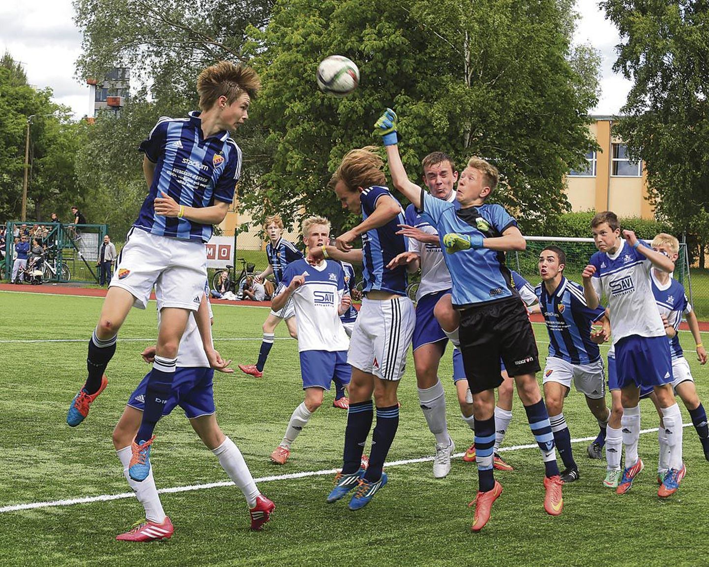 Pärnumaalaste au hoiavad kõrgel Pärnu jalgpalliklubi (pildil valges), Vapruse, Kalevi ja Vändra poisid-tüdrukud.
