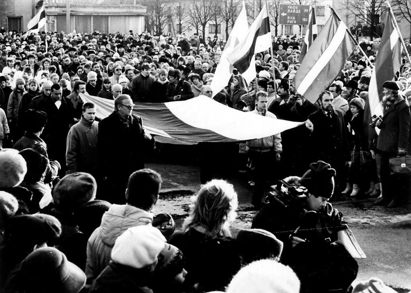 Eesti lipu heiskamine Endla teatri ees lipuväljakul 24. veebruaril 1989. aastal. Vasakul hoiab lippu ülemnõukogus iseseisvuse taastamise poolt hääletanud Jaan Lippmaa.