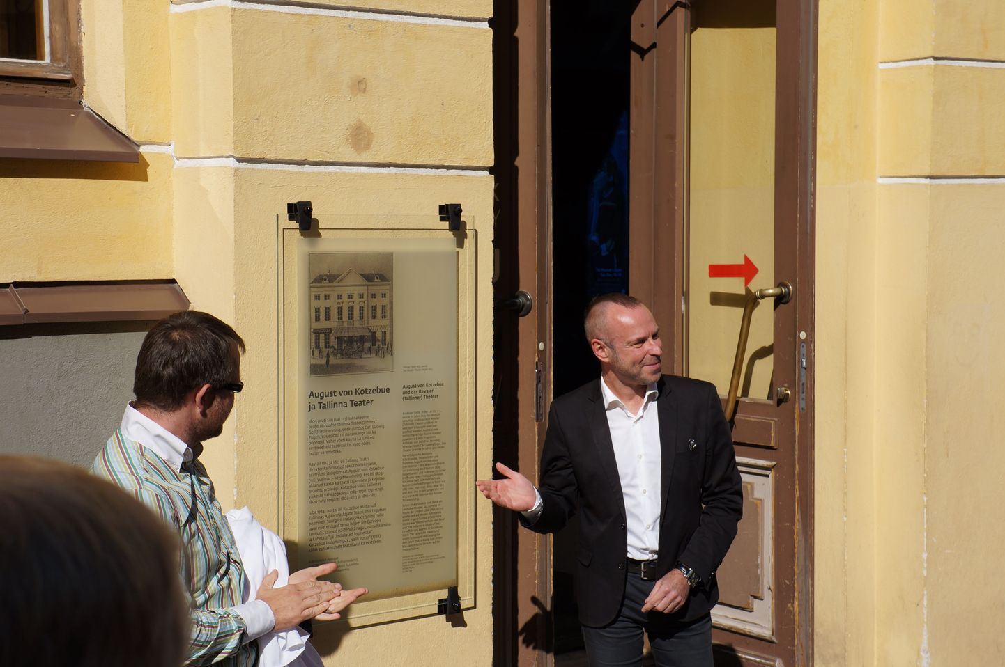 Mälestustahvli avasid Berliini Eesti saatkonna kultuuriatašee Harry Liivrand (paremal)ja nukuteatri direktor Joonas Tartu.