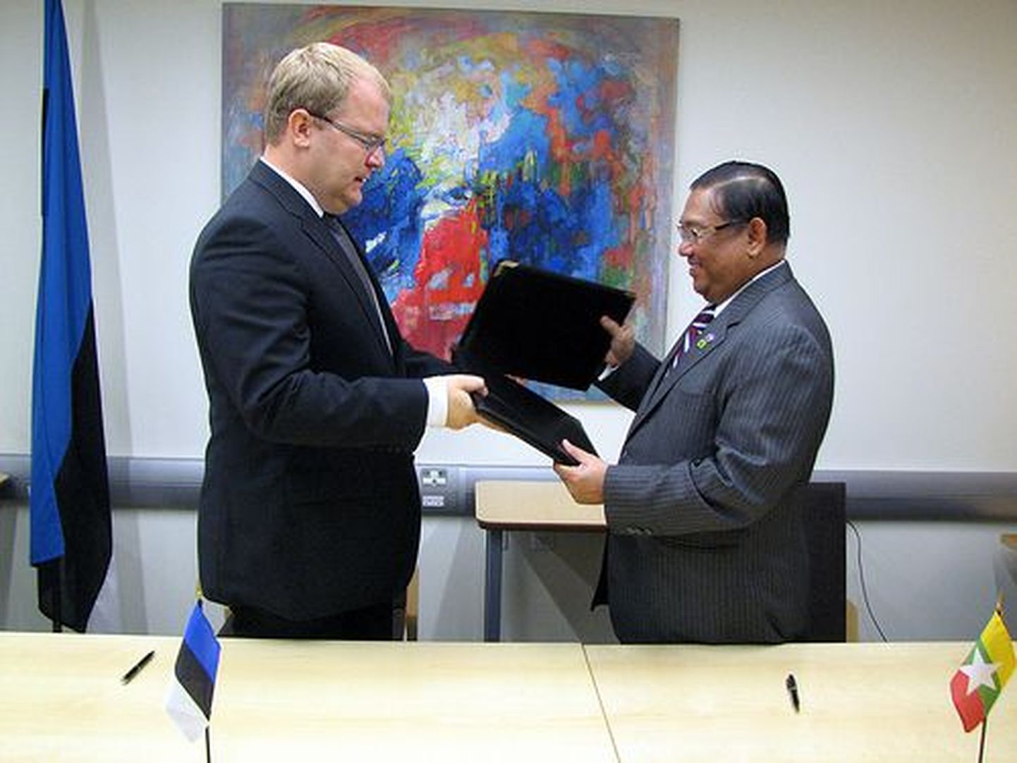 Välisminister Urmas Paet koos oma Myanmari kolleegi Wunna Maungiga.