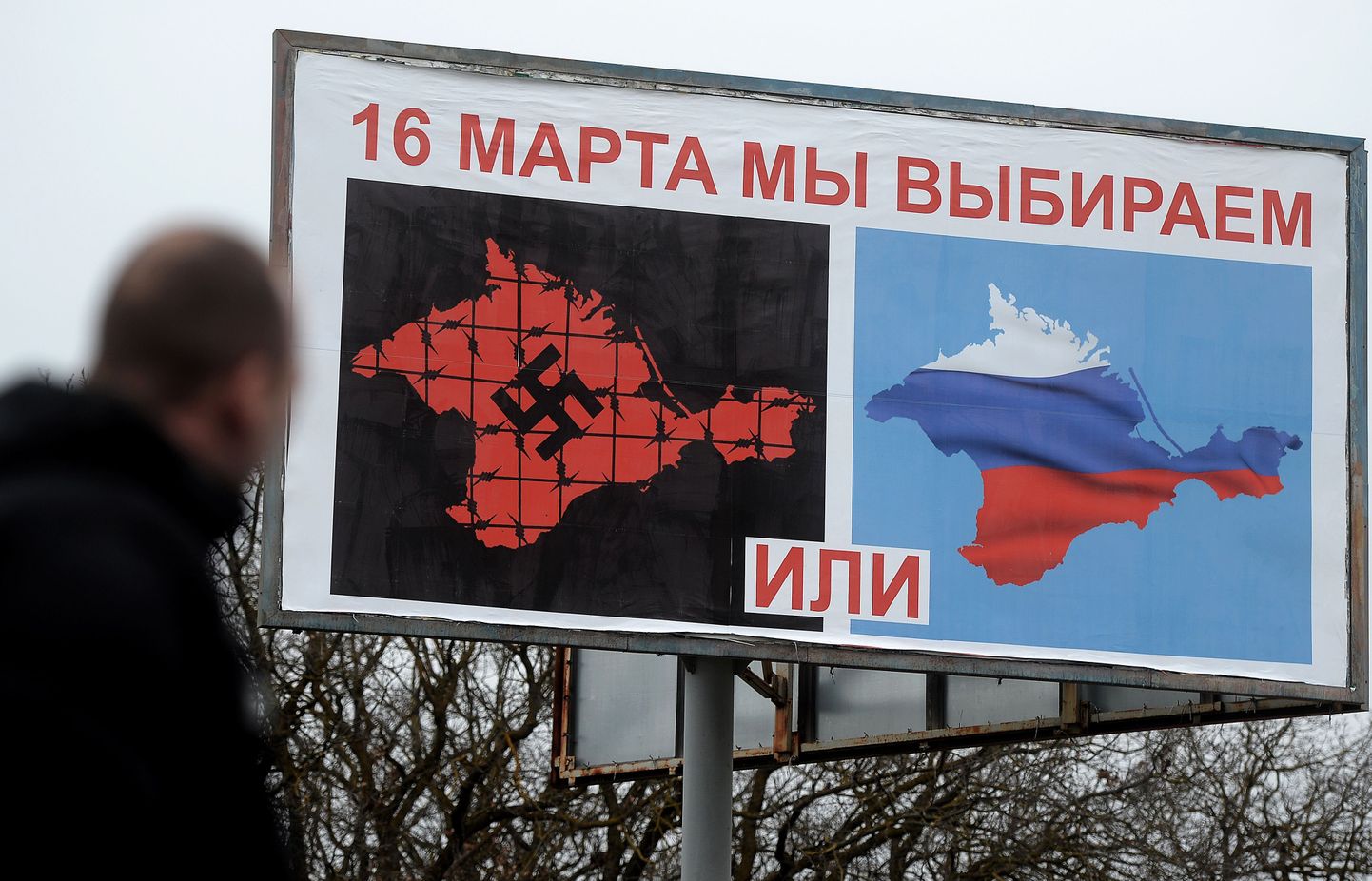 Plakat Sevastopolis, mis väidab, et Krimmi poolsaare elanikel oli valik Venemaa ja natside vahel.