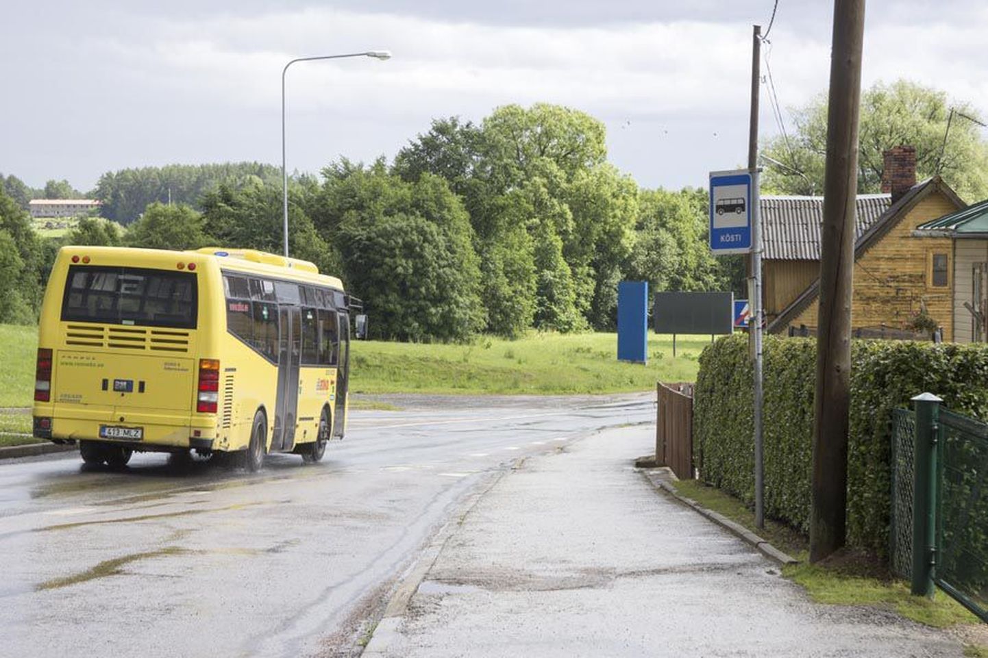 Linnaelaniku sõnul kadus Kösti bussipeatusest pink maikuus.