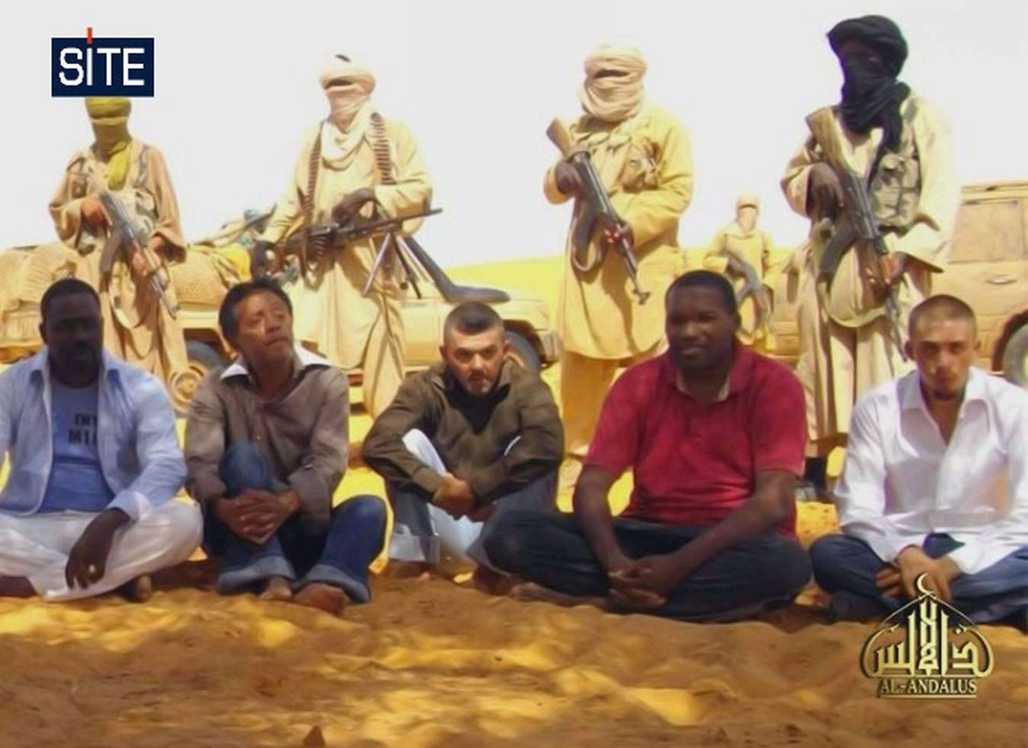 Pilt Nigeris pantvangistatud ja siiani islamistide käes olevatest prantslastest, madagaskarlasest ja togolasest.