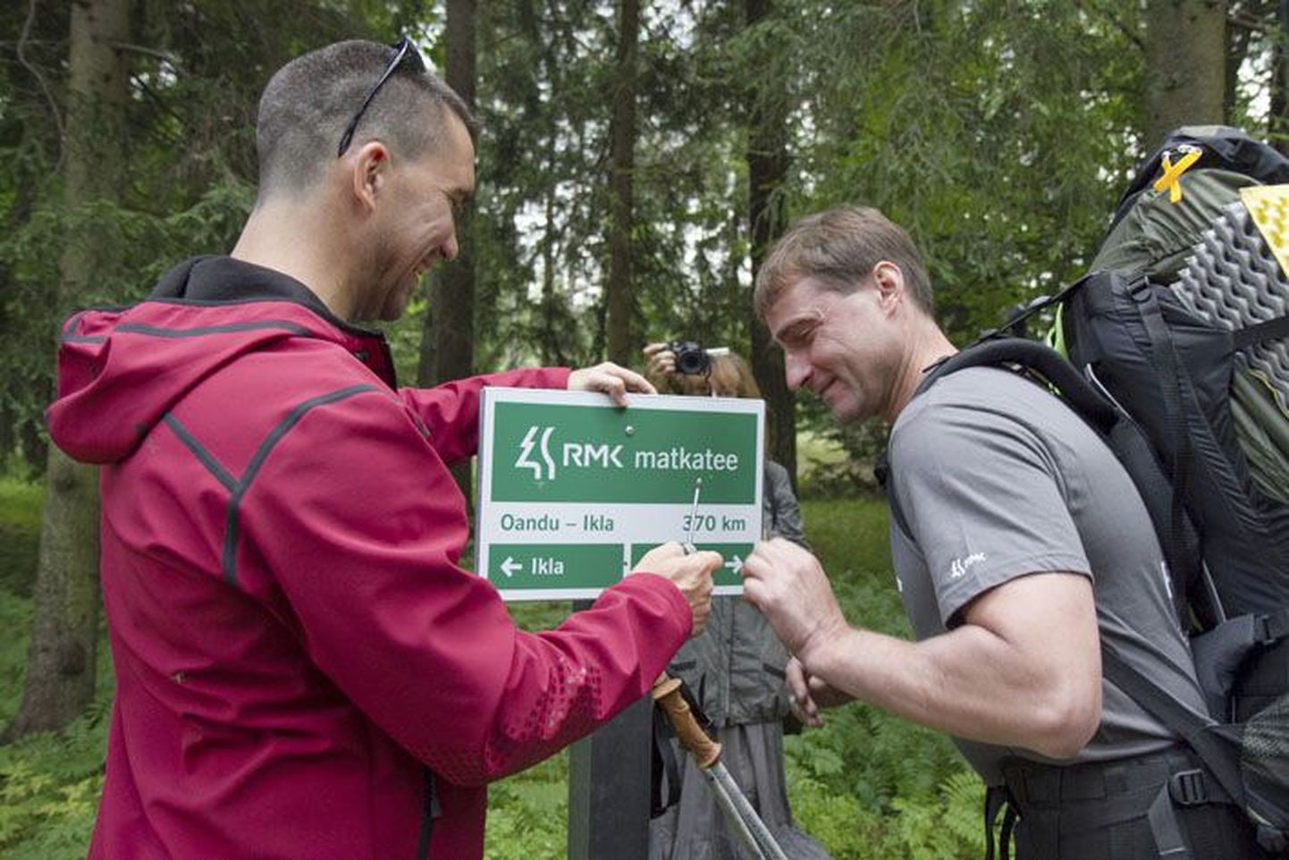 RMK juhatuse esimees Aigar Kallas (vasakul)  ja alpinist Alar Sikk paigaldasid enne teele asumist stardipaika matkatee algusposti.